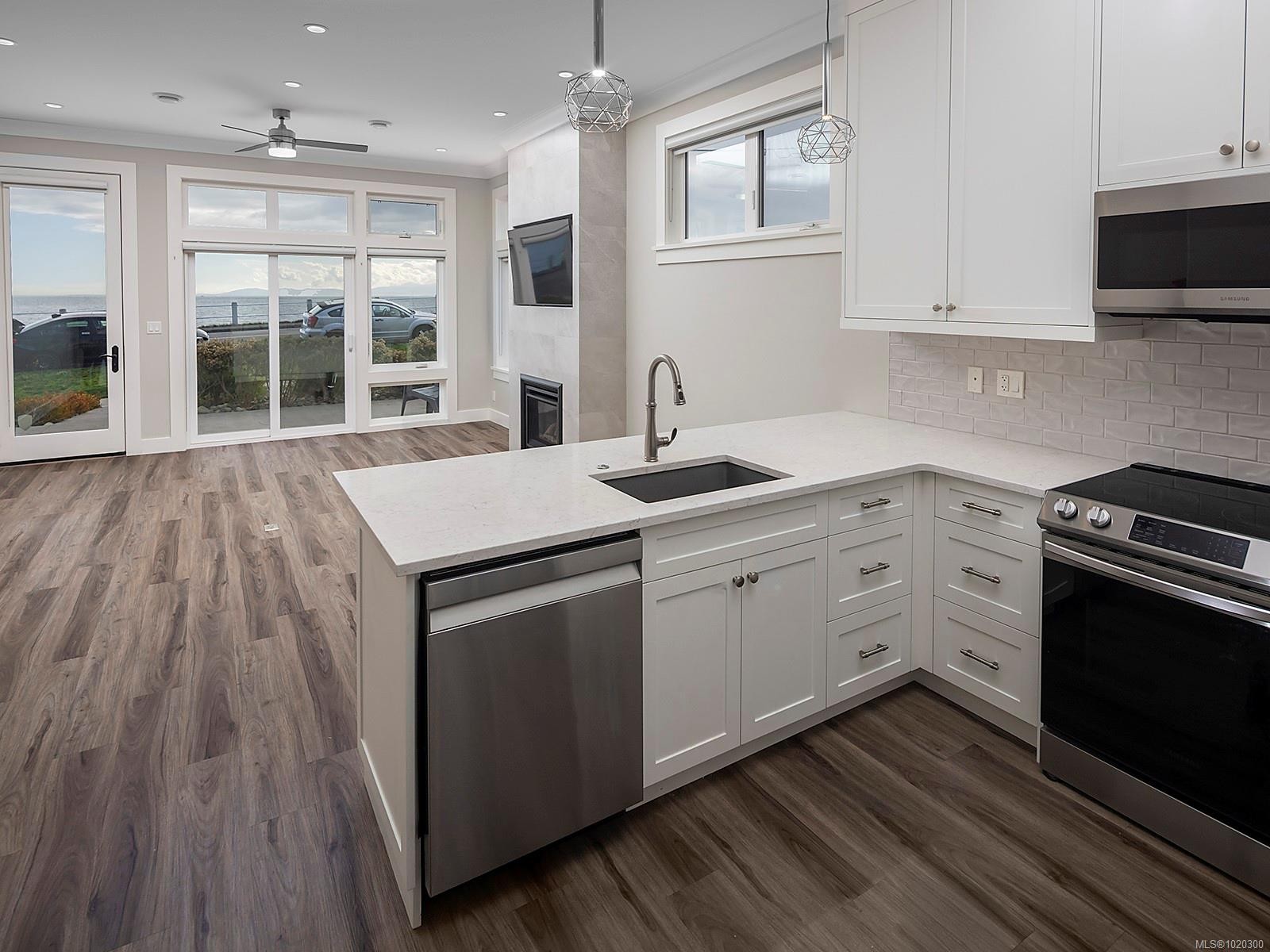 1480 Dallas Rd, Victoria, BC - Indoor Photo Showing Kitchen With Upgraded Kitchen