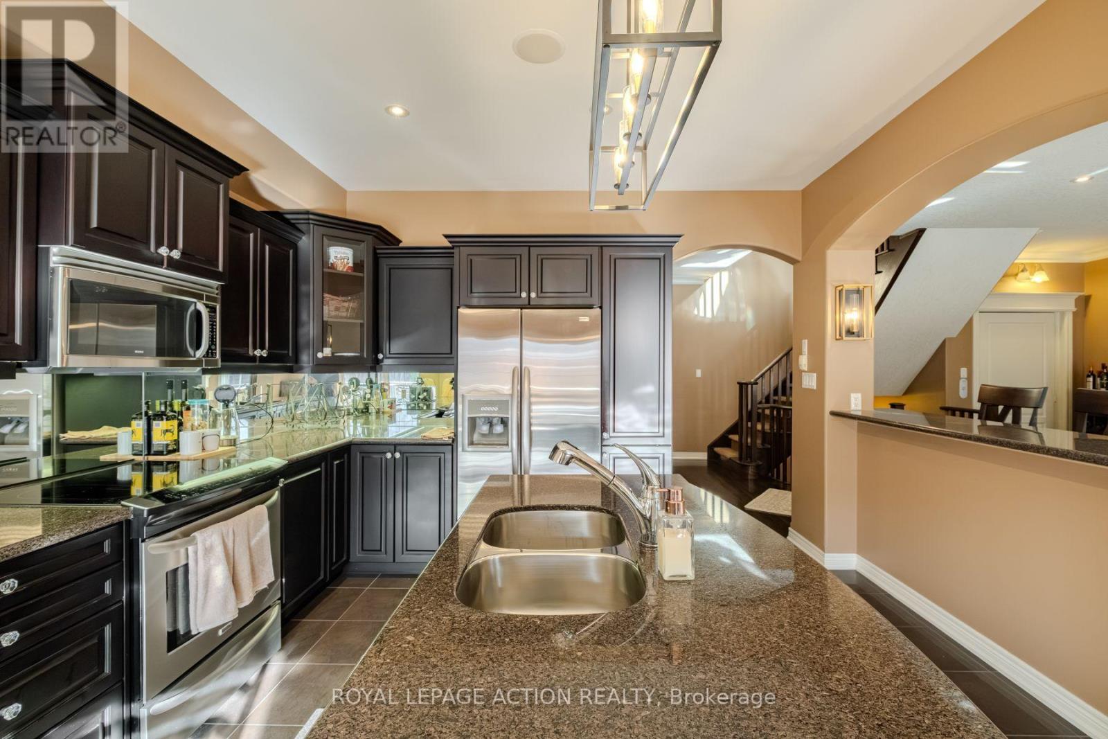 49 - 655 Park Road N, Brantford, ON - Indoor Photo Showing Kitchen With Double Sink With Upgraded Kitchen