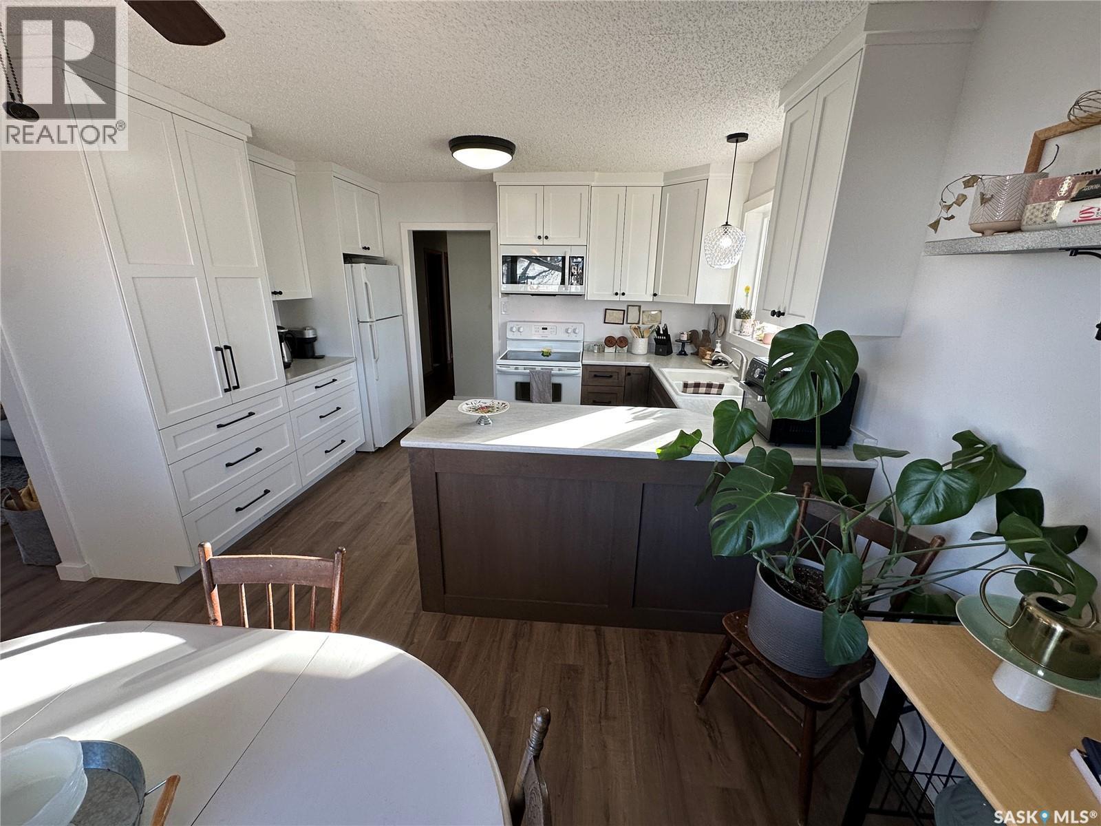 1019 8Th Street, Rosthern, SK - Indoor Photo Showing Kitchen