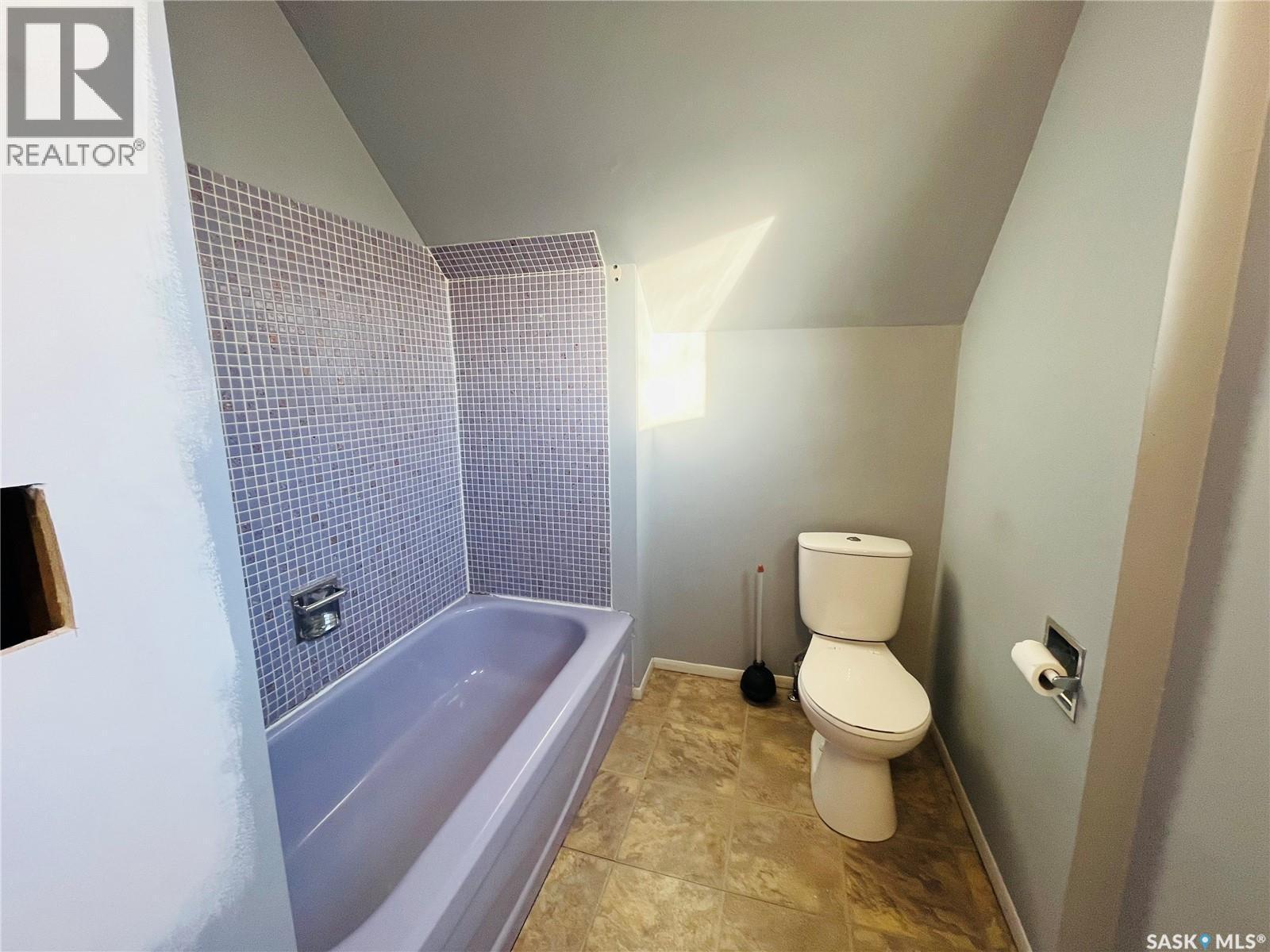 456 3Rd Avenue Ne, Swift Current, SK - Indoor Photo Showing Bathroom