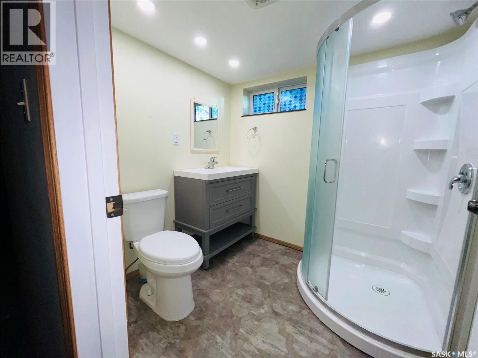 456 3Rd Avenue Ne, Swift Current, SK - Indoor Photo Showing Bathroom