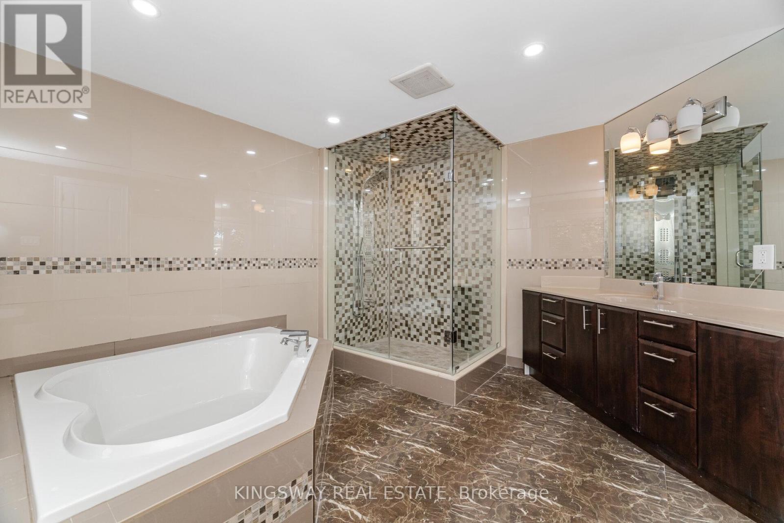 1008 Ceremonial Drive, Mississauga, ON - Indoor Photo Showing Bathroom