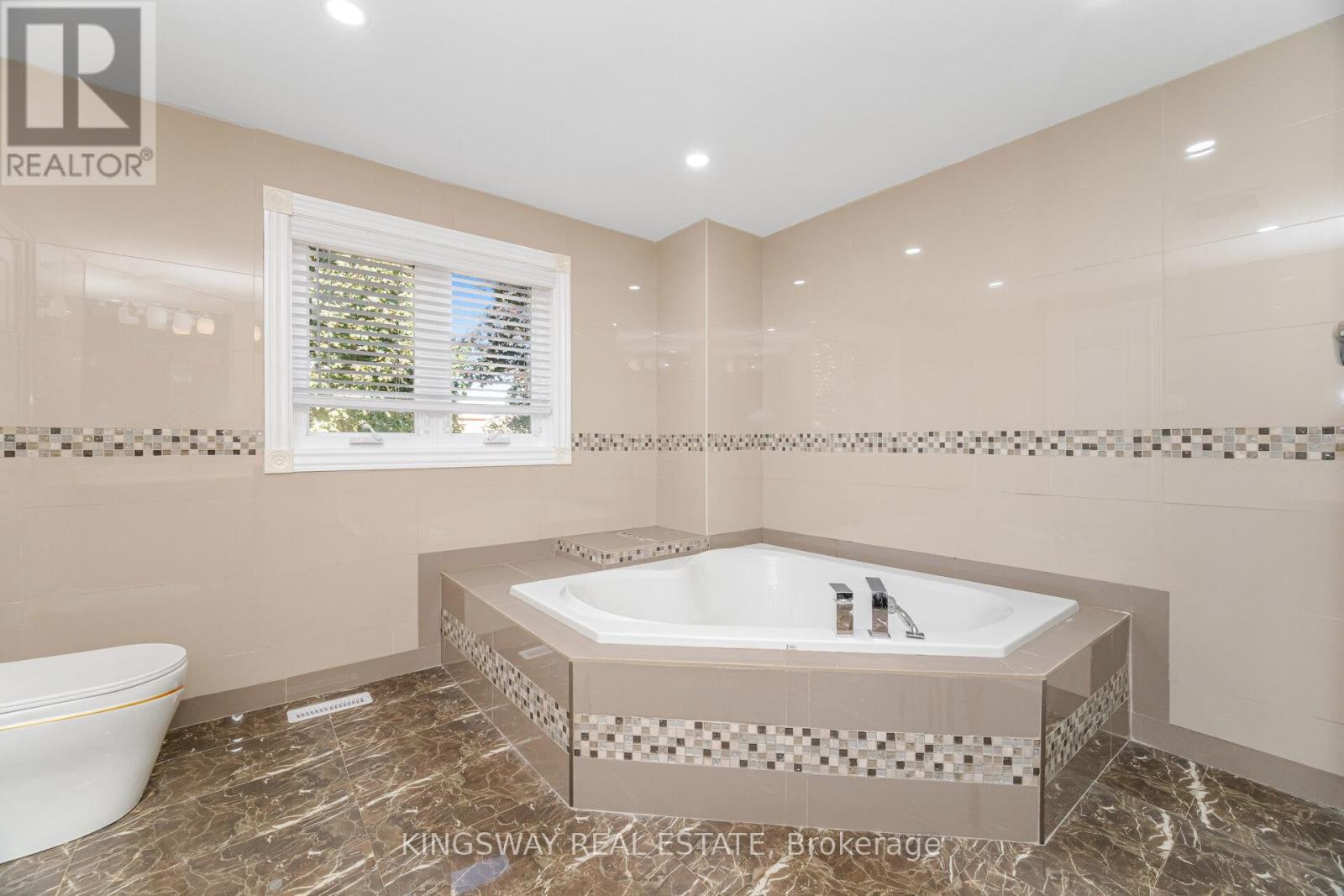 1008 Ceremonial Drive, Mississauga, ON - Indoor Photo Showing Bathroom