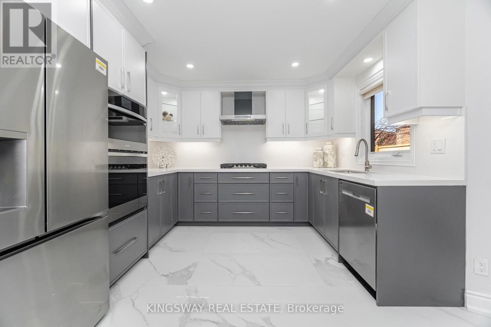 1008 Ceremonial Drive, Mississauga, ON - Indoor Photo Showing Kitchen With Upgraded Kitchen