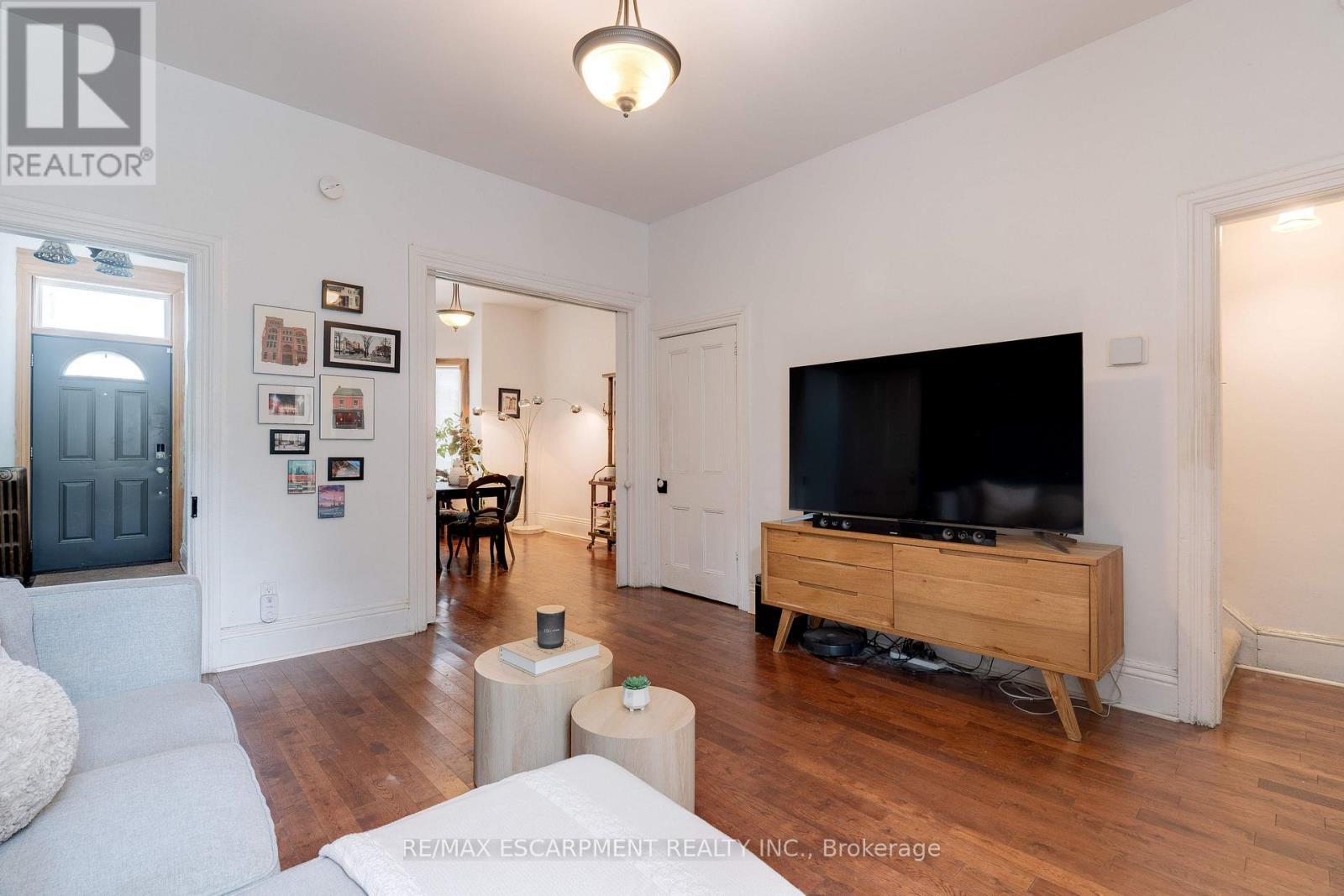 132 Ferguson Avenue N, Hamilton, ON - Indoor Photo Showing Living Room