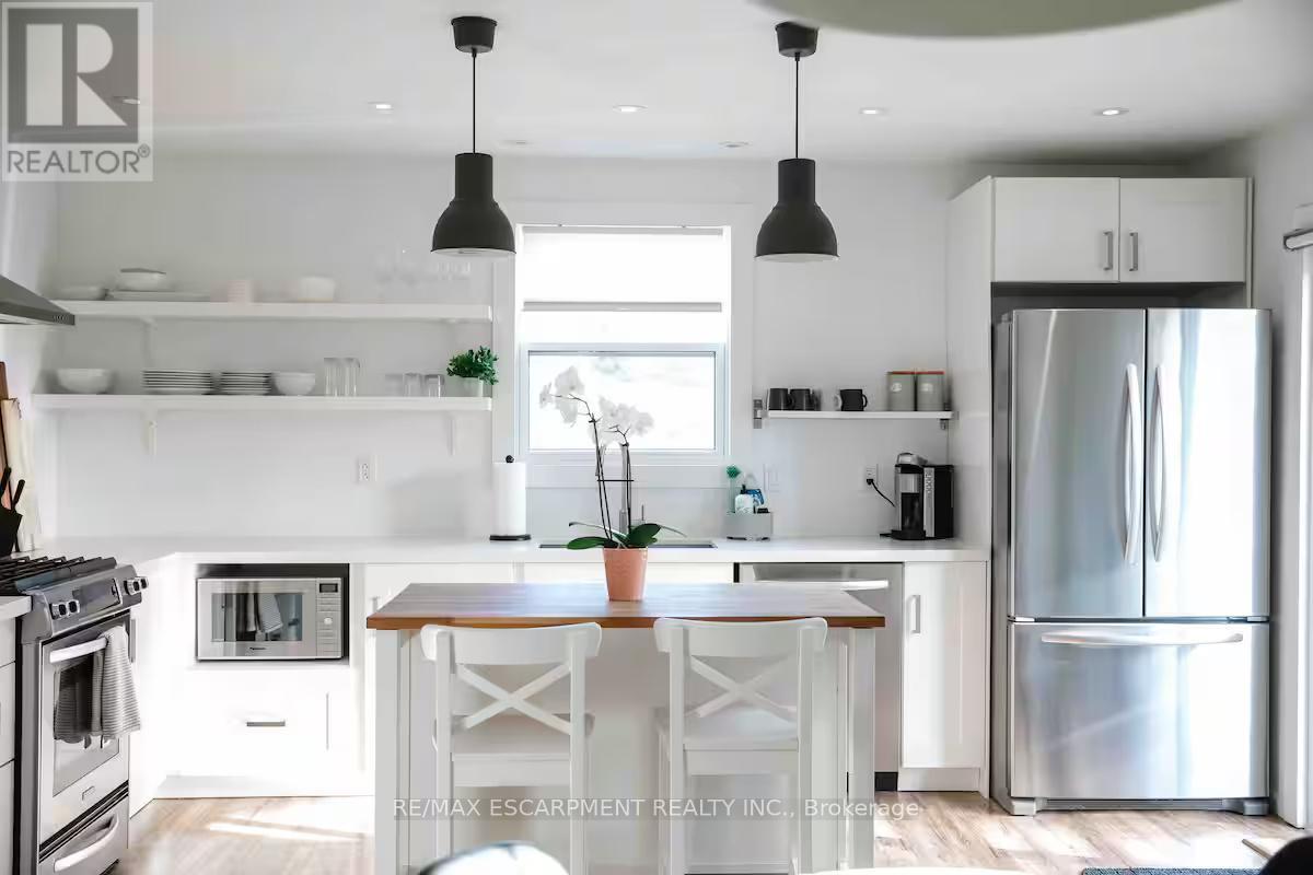 2 - 426 Wilson Street E, Hamilton, ON - Indoor Photo Showing Kitchen With Upgraded Kitchen