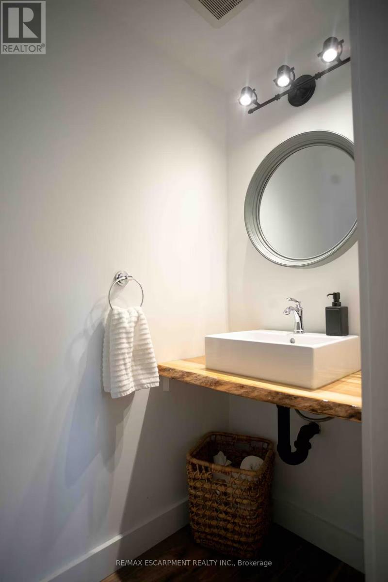 2 - 426 Wilson Street E, Hamilton, ON - Indoor Photo Showing Bathroom