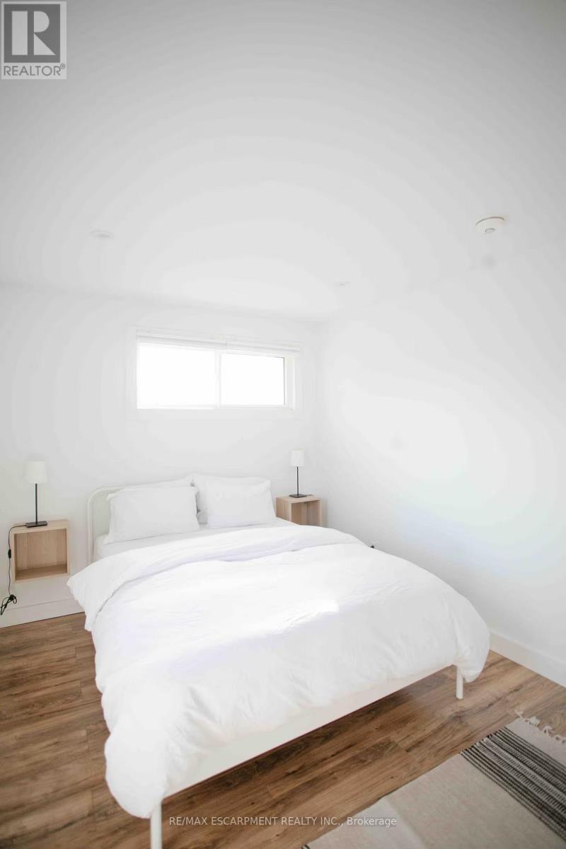 2 - 426 Wilson Street E, Hamilton, ON - Indoor Photo Showing Bedroom