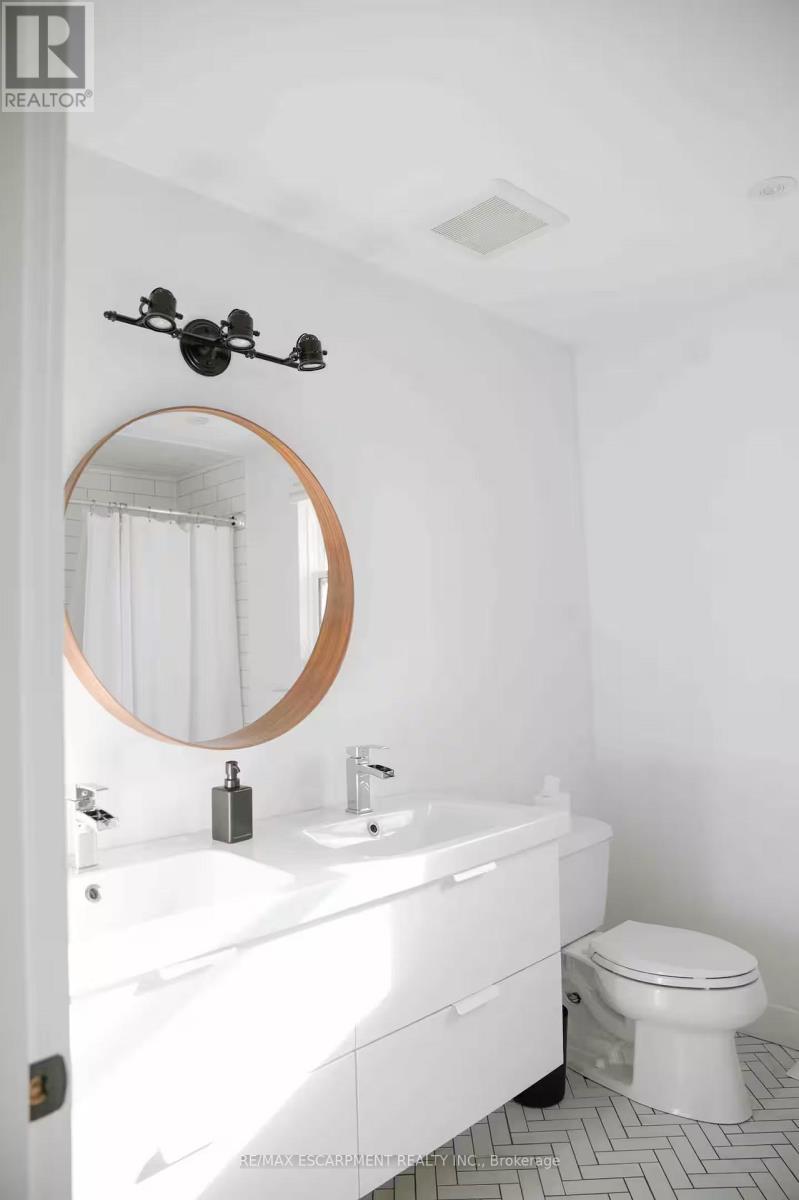 2 - 426 Wilson Street E, Hamilton, ON - Indoor Photo Showing Bathroom