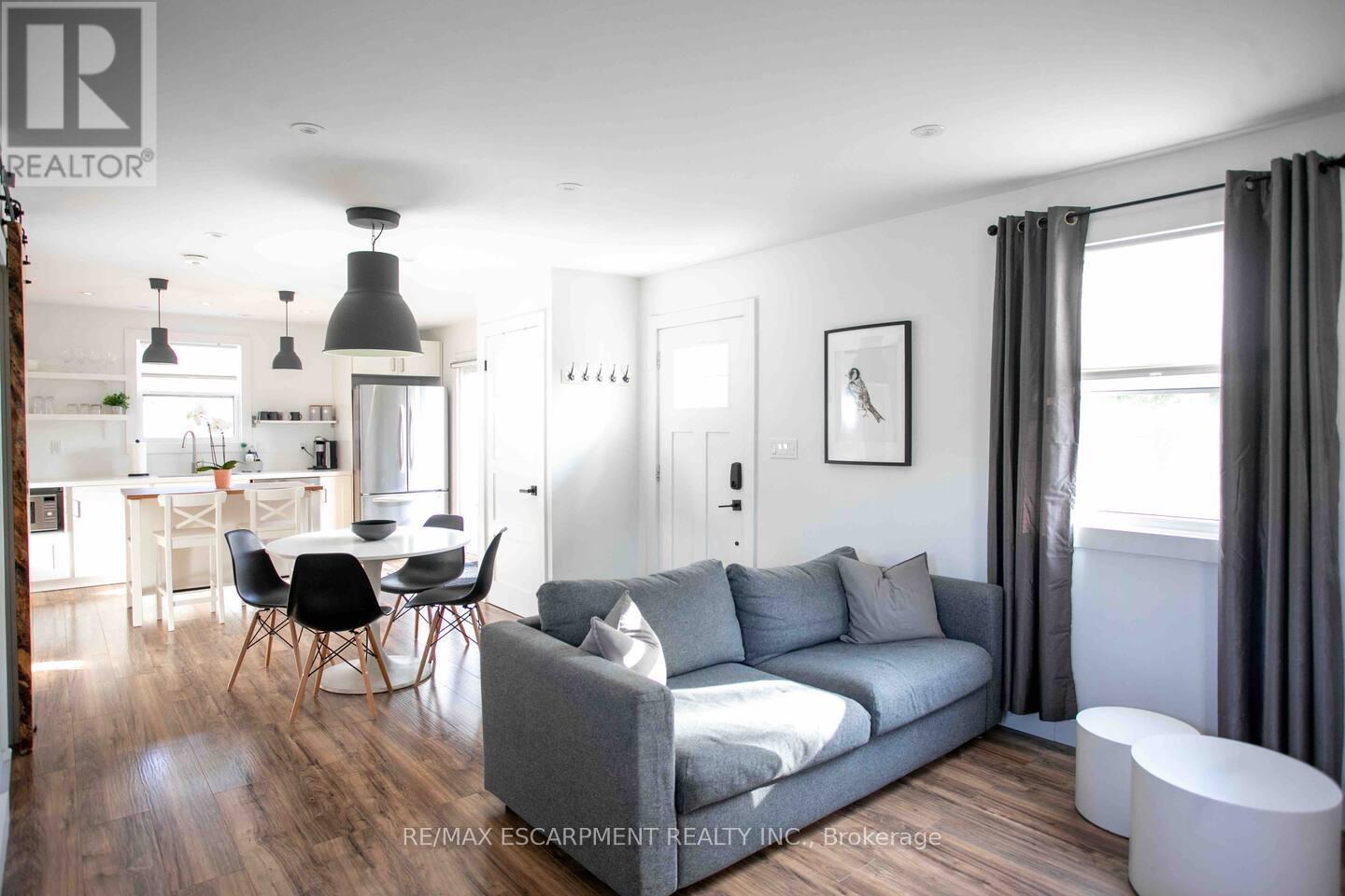 2 - 426 Wilson Street E, Hamilton, ON - Indoor Photo Showing Living Room