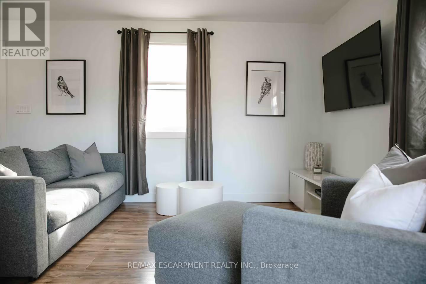 2 - 426 Wilson Street E, Hamilton, ON - Indoor Photo Showing Living Room