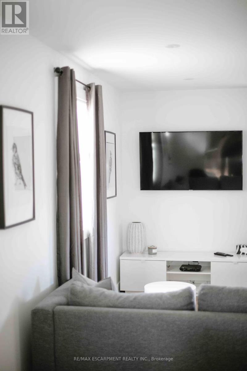 2 - 426 Wilson Street E, Hamilton, ON - Indoor Photo Showing Living Room