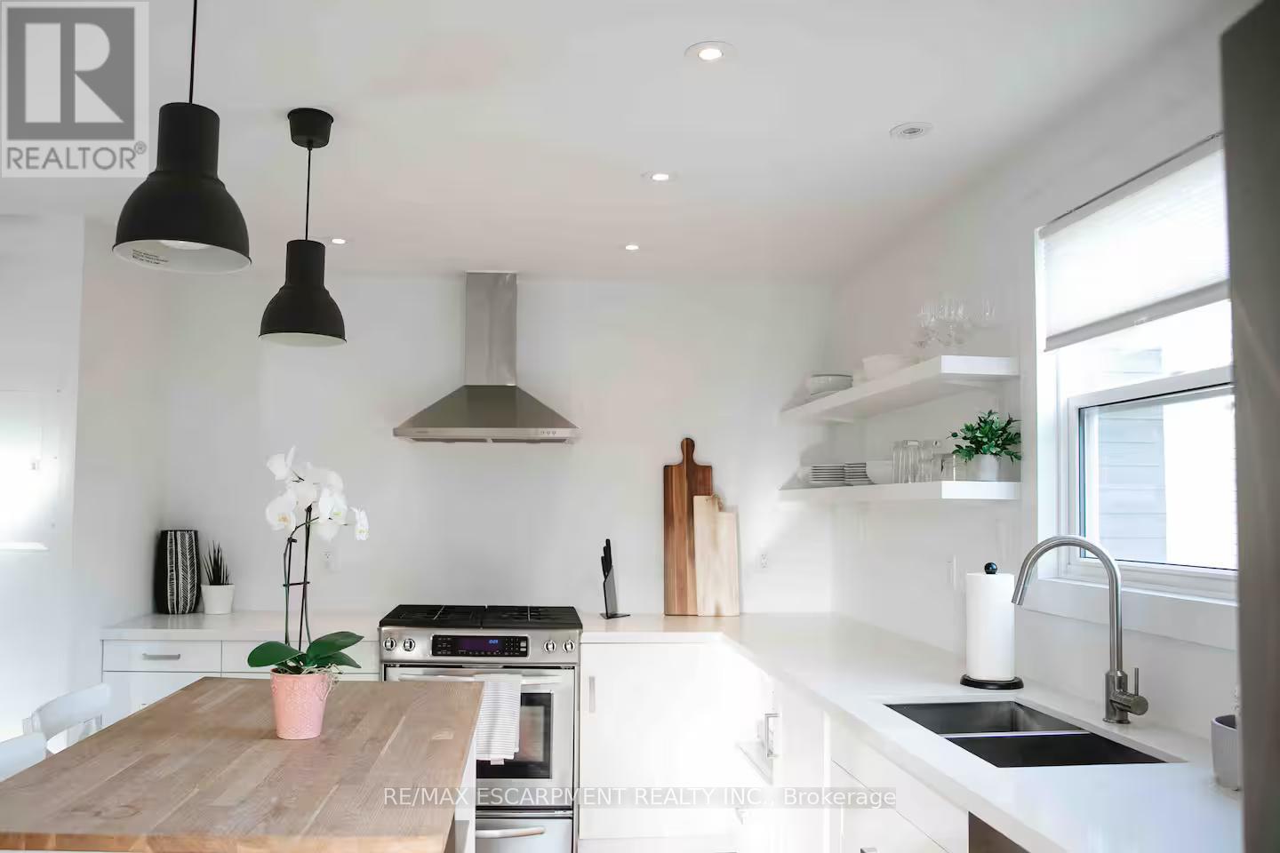 2 - 426 Wilson Street E, Hamilton, ON - Indoor Photo Showing Kitchen With Double Sink With Upgraded Kitchen