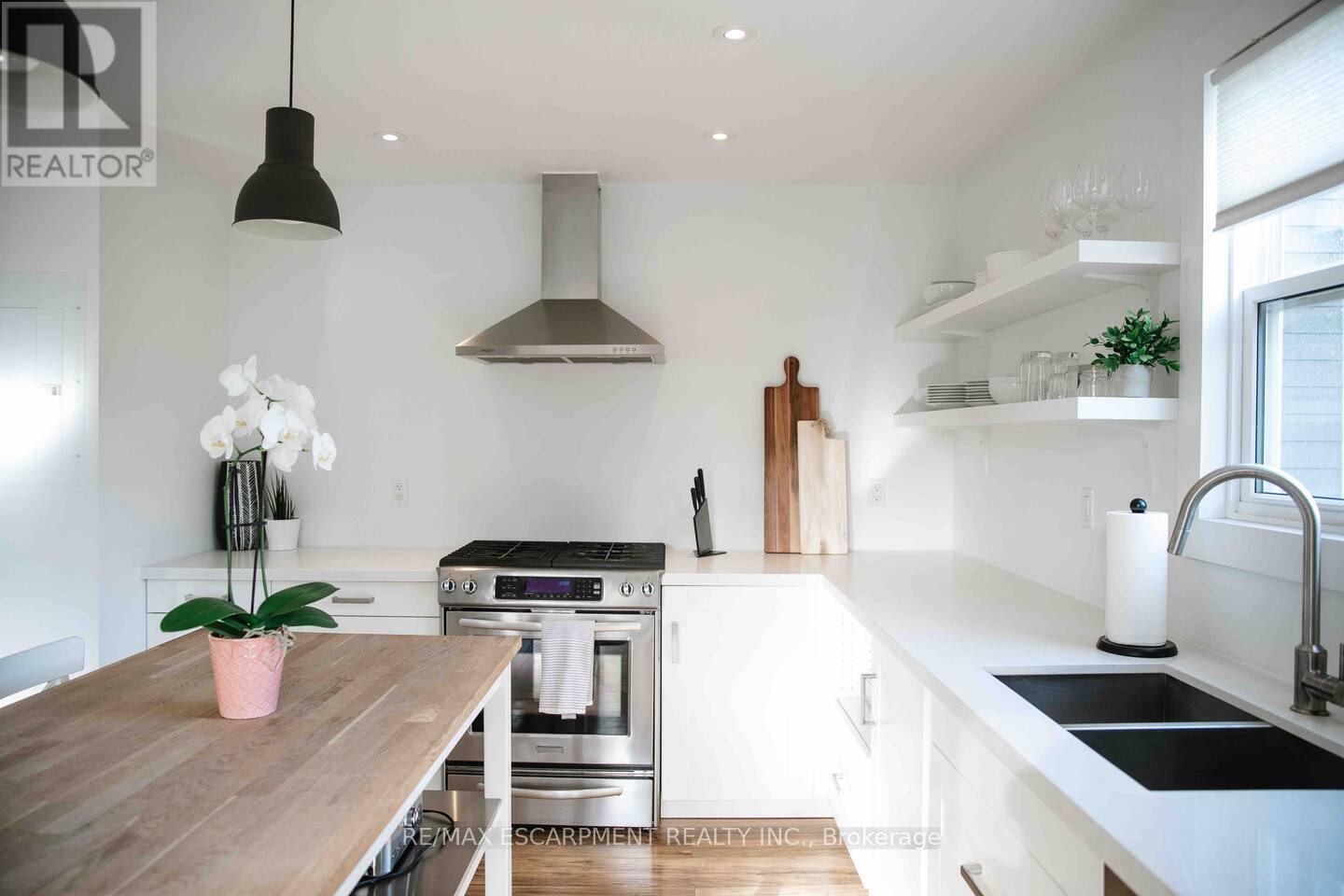 2 - 426 Wilson Street E, Hamilton, ON - Indoor Photo Showing Kitchen With Double Sink With Upgraded Kitchen