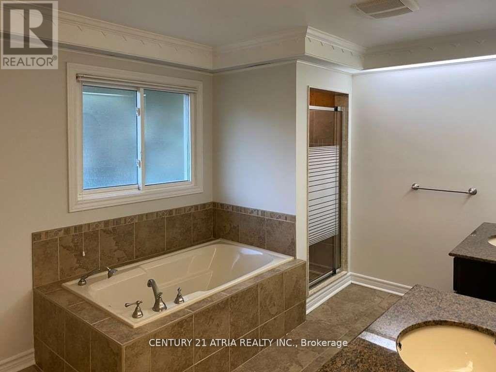 210 Centre Street W, Richmond Hill, ON - Indoor Photo Showing Bathroom