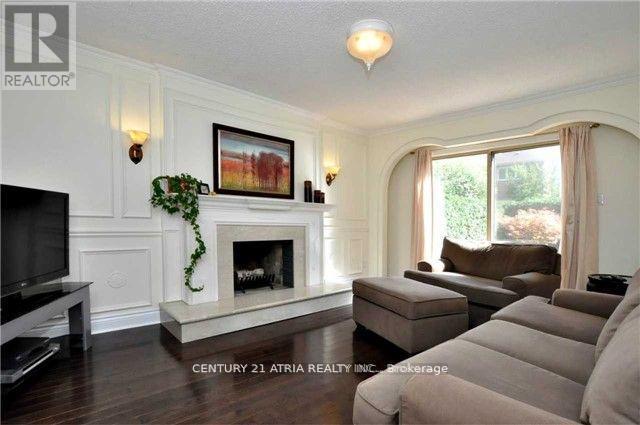 210 Centre Street W, Richmond Hill, ON - Indoor Photo Showing Living Room With Fireplace