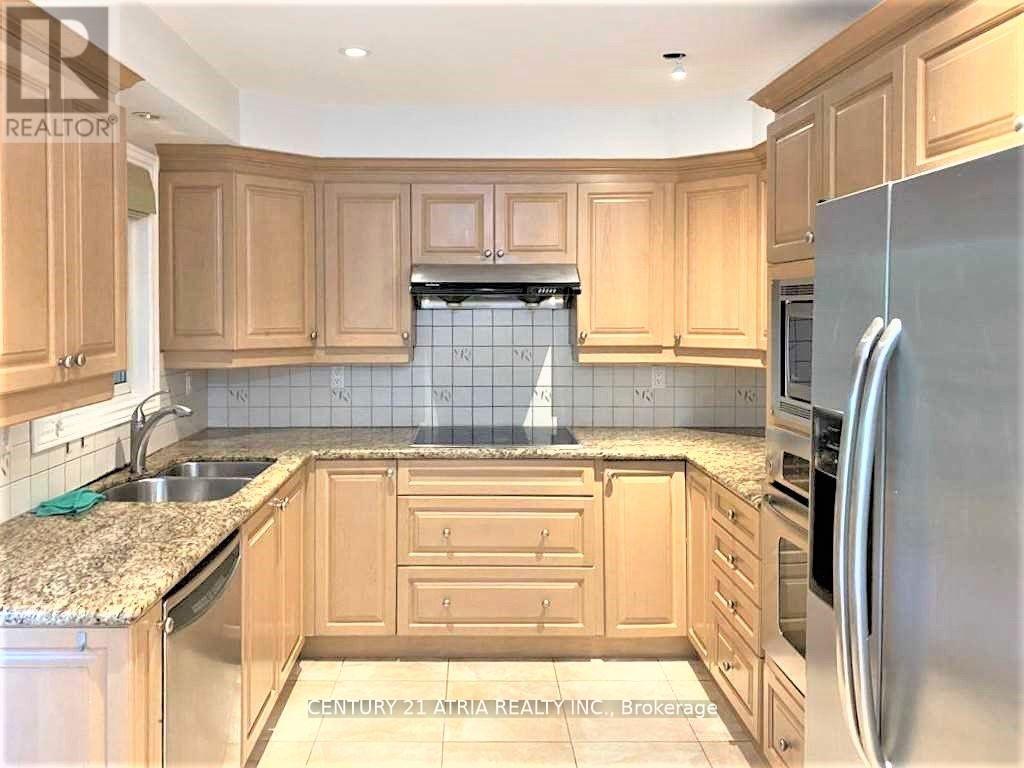 210 Centre Street W, Richmond Hill, ON - Indoor Photo Showing Kitchen With Double Sink