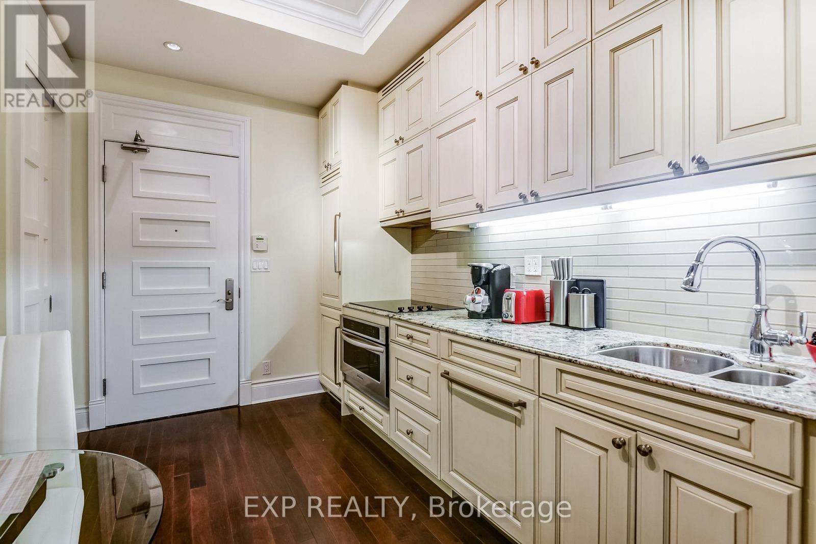 527 - 22 Leader Lane, Toronto, ON - Indoor Photo Showing Kitchen With Double Sink With Upgraded Kitchen