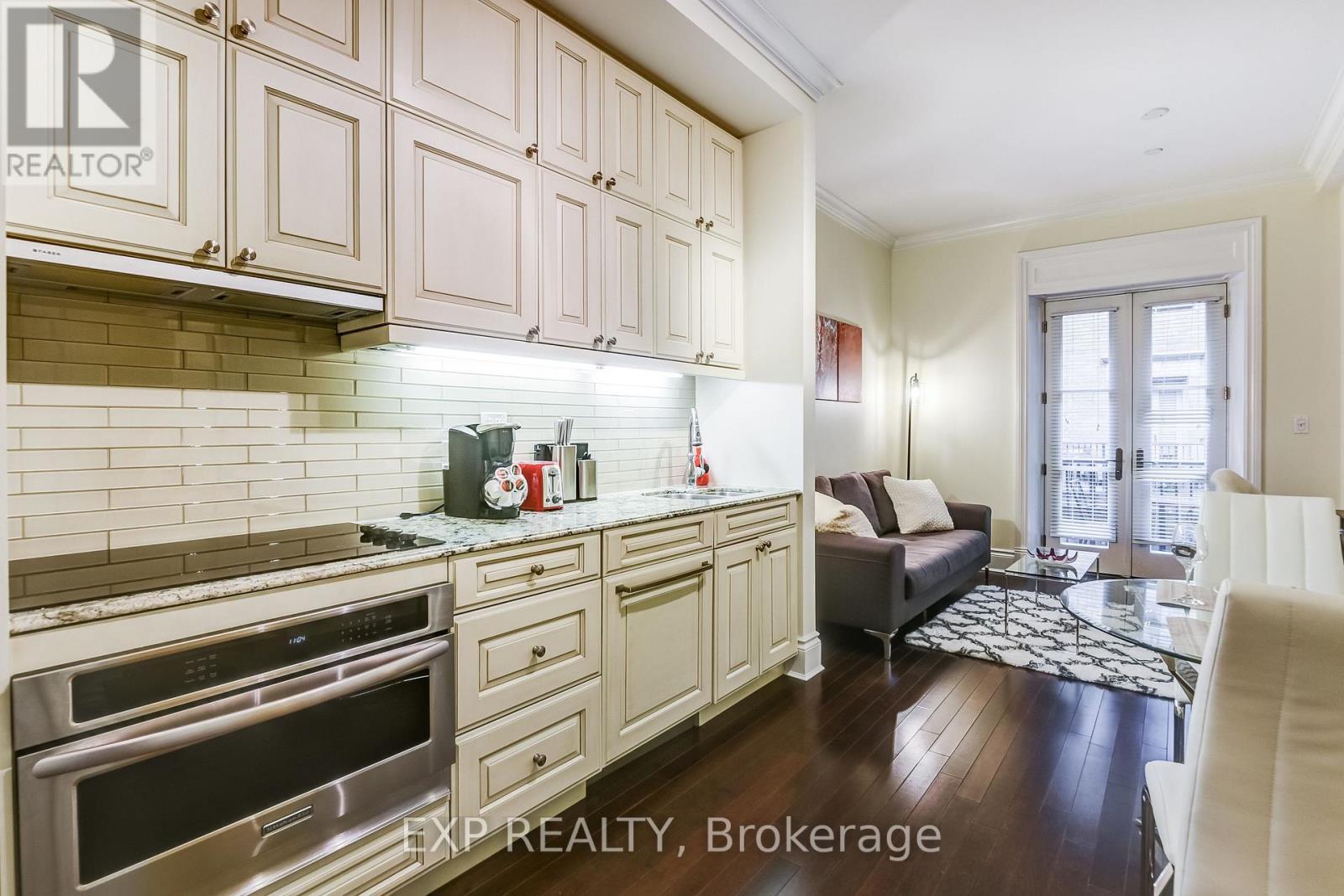 527 - 22 Leader Lane, Toronto, ON - Indoor Photo Showing Kitchen