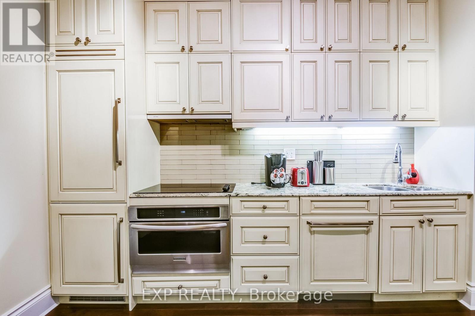 527 - 22 Leader Lane, Toronto, ON - Indoor Photo Showing Kitchen
