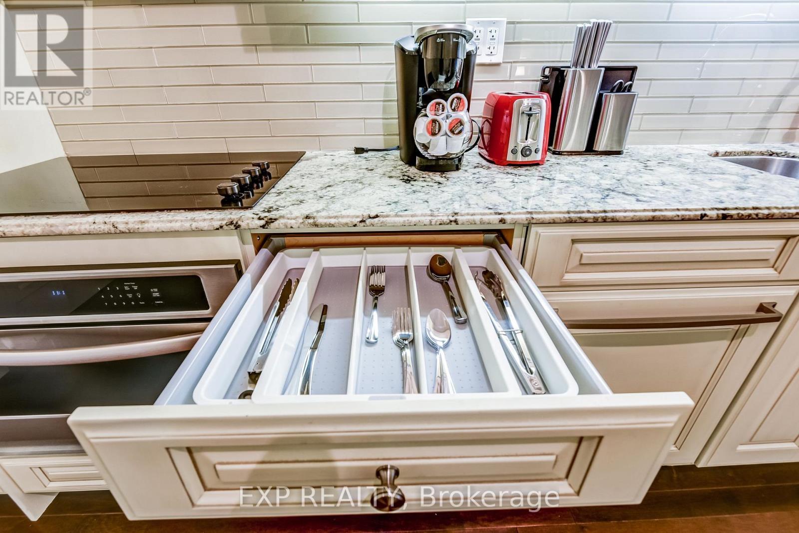 527 - 22 Leader Lane, Toronto, ON - Photo Showing Kitchen
