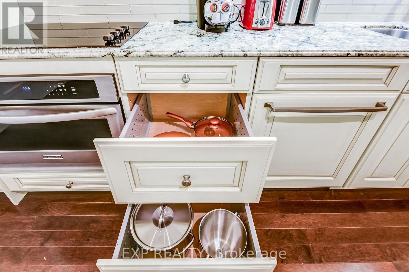 527 - 22 Leader Lane, Toronto, ON - Indoor Photo Showing Kitchen