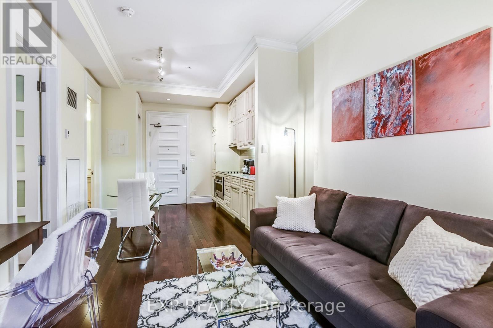 527 - 22 Leader Lane, Toronto, ON - Indoor Photo Showing Living Room