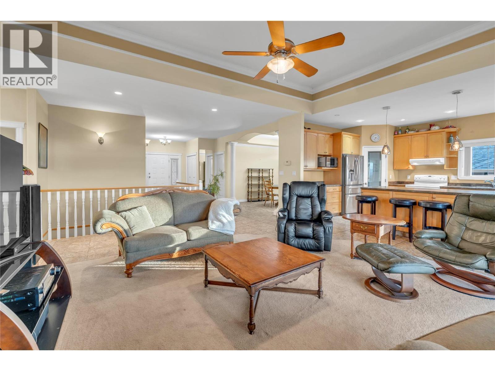 1563 Holden Road, Penticton, BC - Indoor Photo Showing Living Room