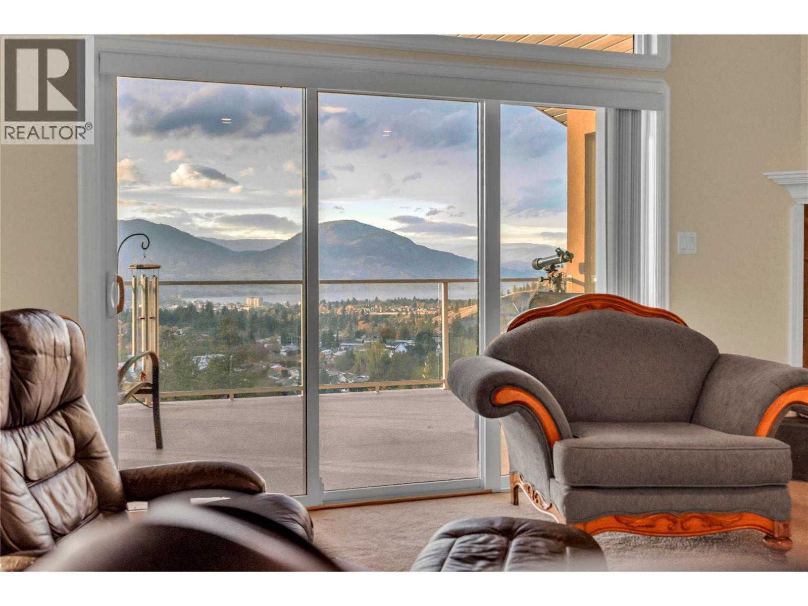 1563 Holden Road, Penticton, BC - Indoor Photo Showing Living Room
