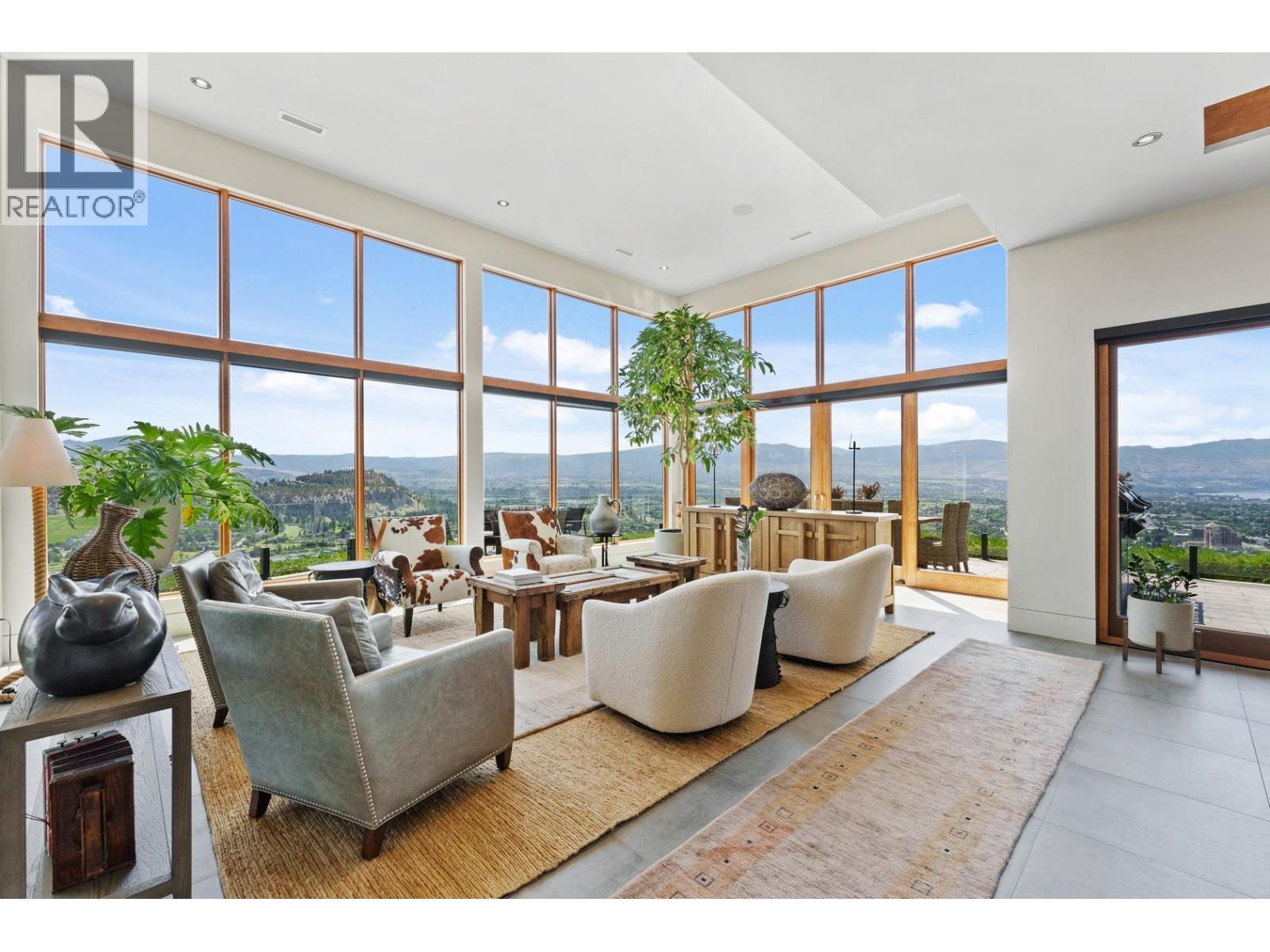 733 Forestridge Lane, Kelowna, BC - Indoor Photo Showing Living Room