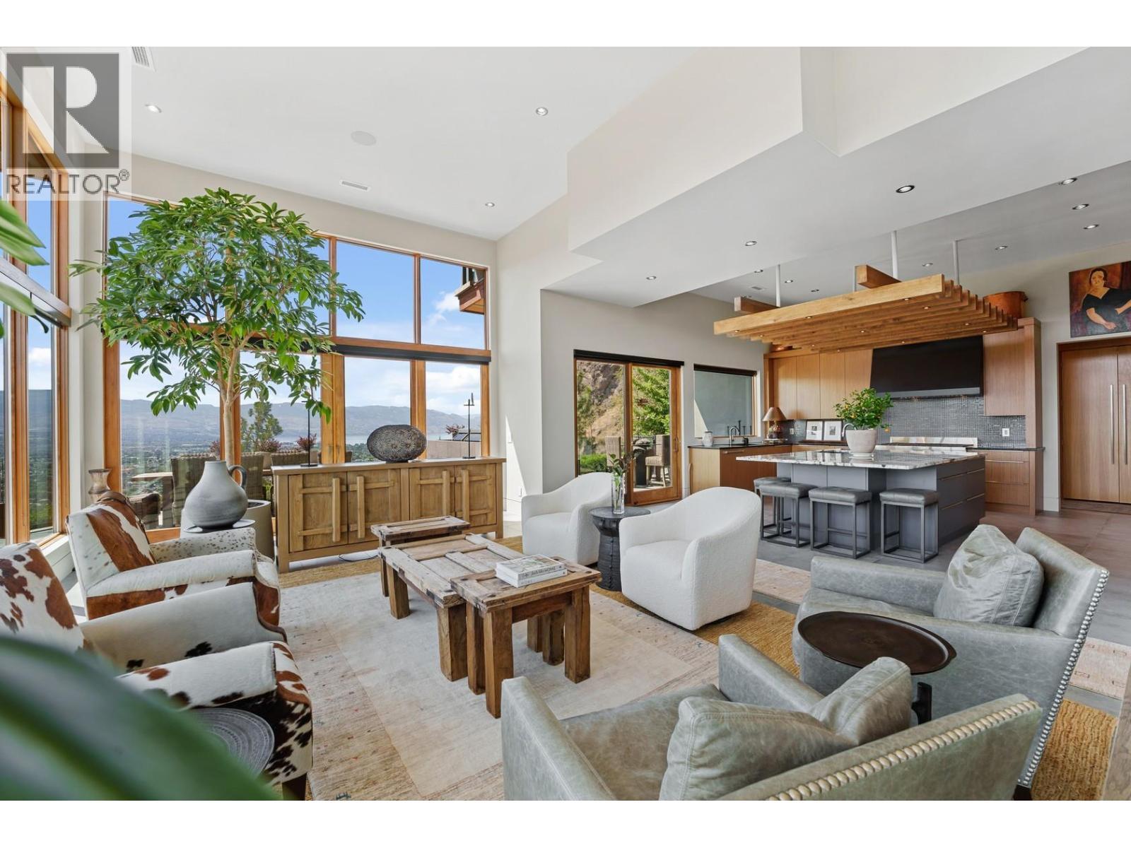733 Forestridge Lane, Kelowna, BC - Indoor Photo Showing Living Room