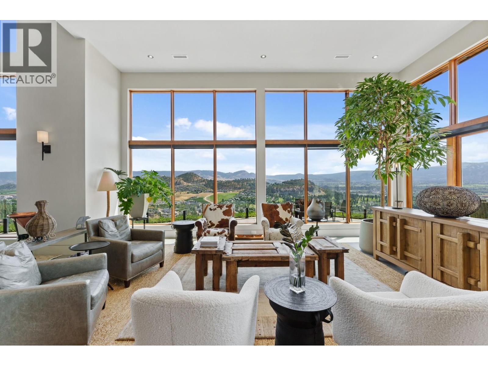 733 Forestridge Lane, Kelowna, BC - Indoor Photo Showing Living Room