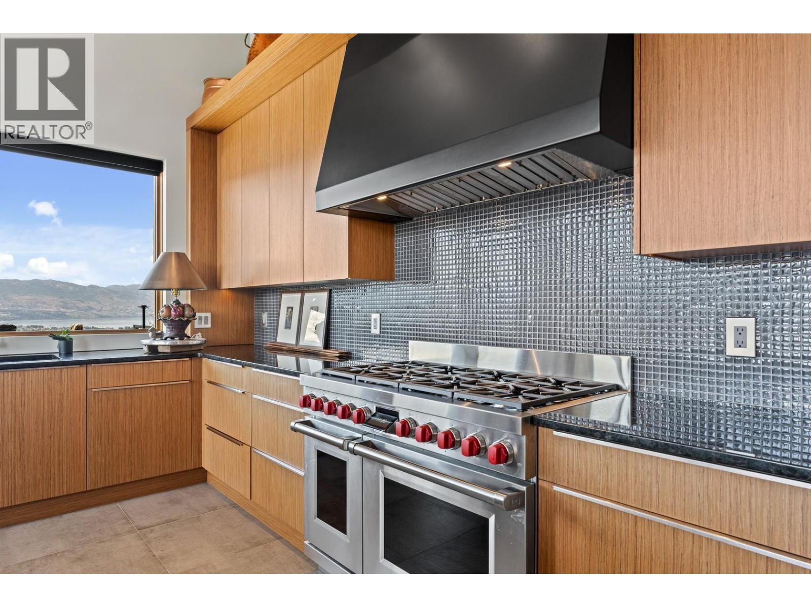 733 Forestridge Lane, Kelowna, BC - Indoor Photo Showing Kitchen With Upgraded Kitchen