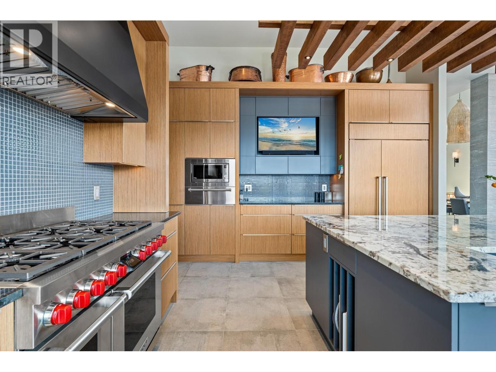 733 Forestridge Lane, Kelowna, BC - Indoor Photo Showing Kitchen With Upgraded Kitchen