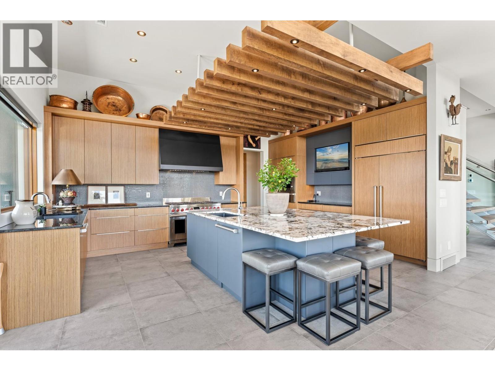 733 Forestridge Lane, Kelowna, BC - Indoor Photo Showing Kitchen