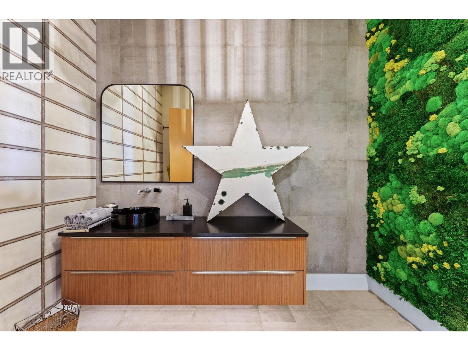 733 Forestridge Lane, Kelowna, BC - With Exterior