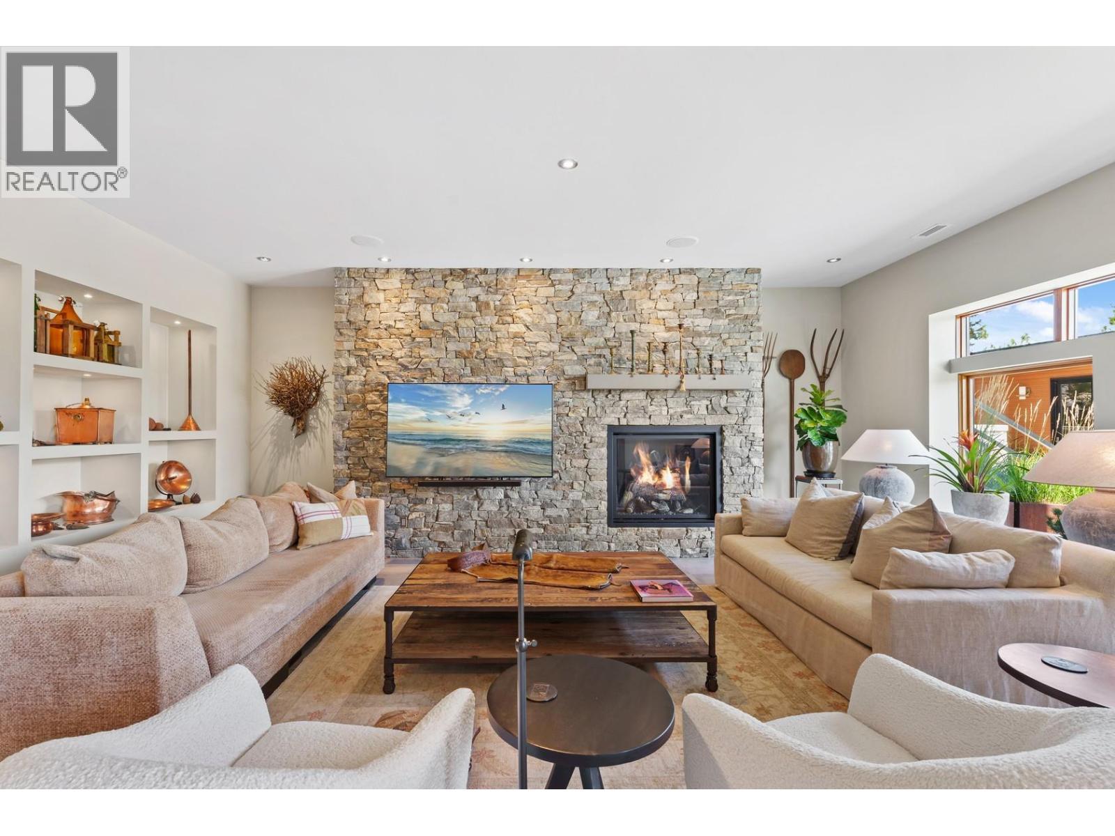 733 Forestridge Lane, Kelowna, BC - Indoor Photo Showing Living Room With Fireplace