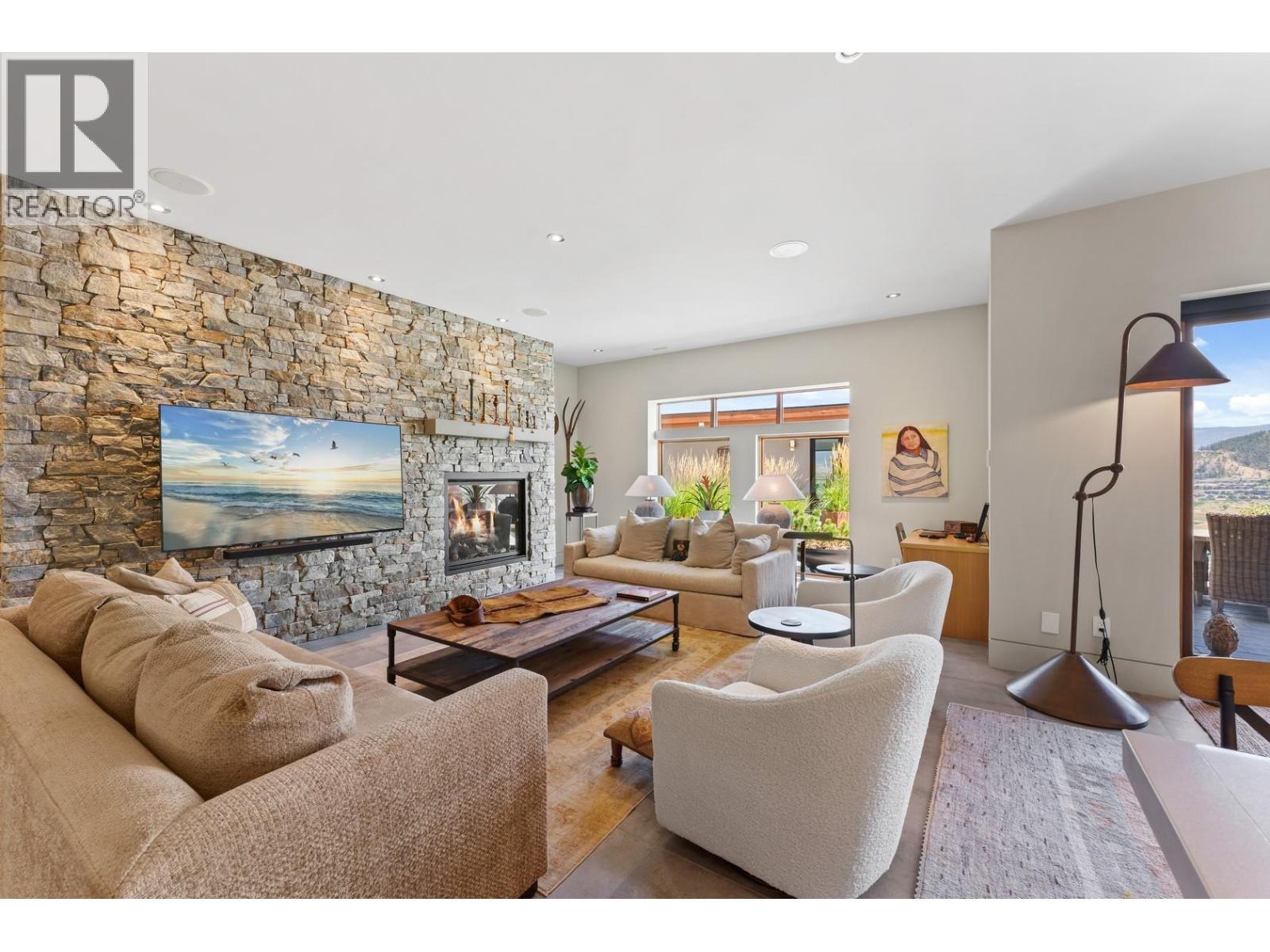 733 Forestridge Lane, Kelowna, BC - Indoor Photo Showing Living Room With Fireplace
