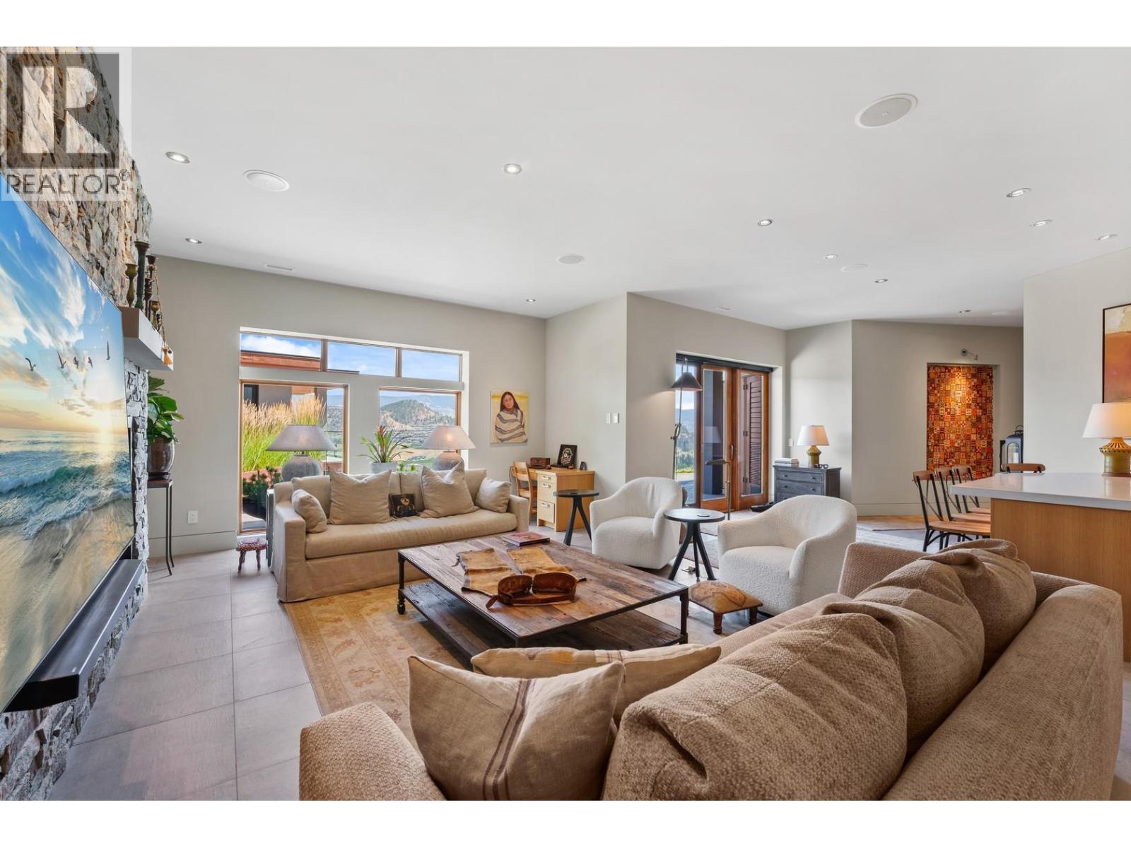 733 Forestridge Lane, Kelowna, BC - Indoor Photo Showing Living Room