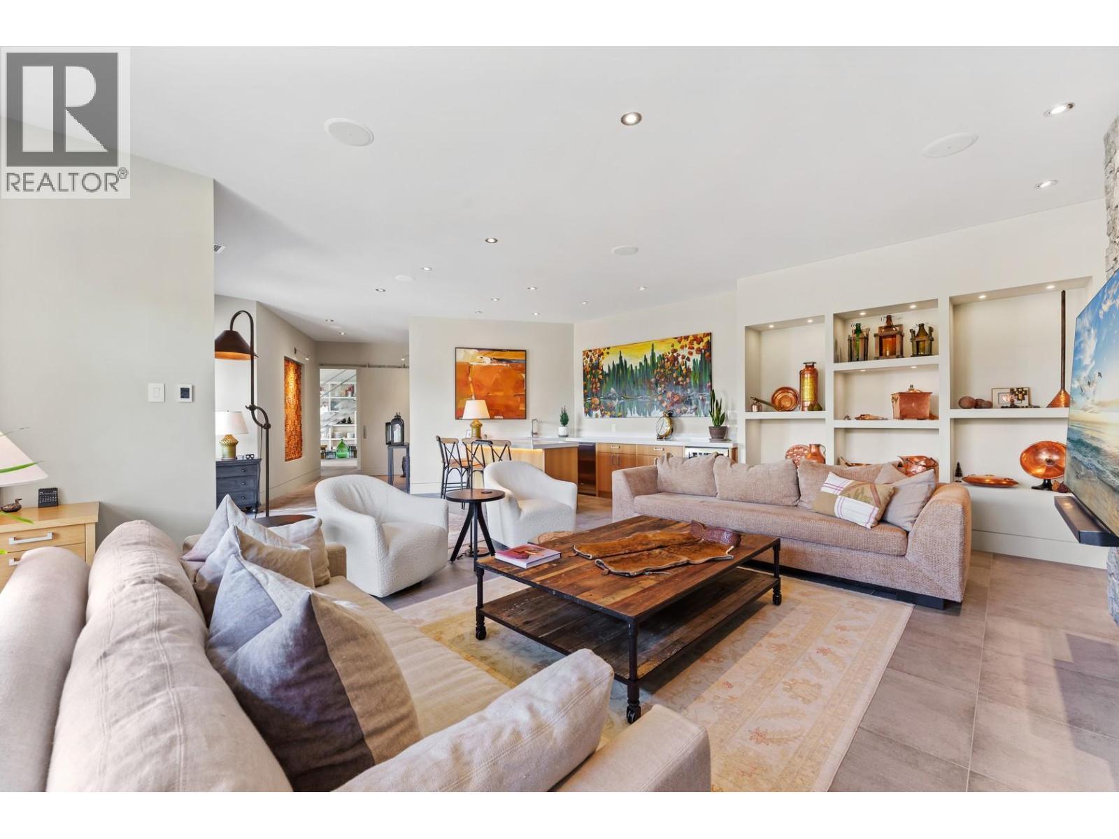 733 Forestridge Lane, Kelowna, BC - Indoor Photo Showing Living Room
