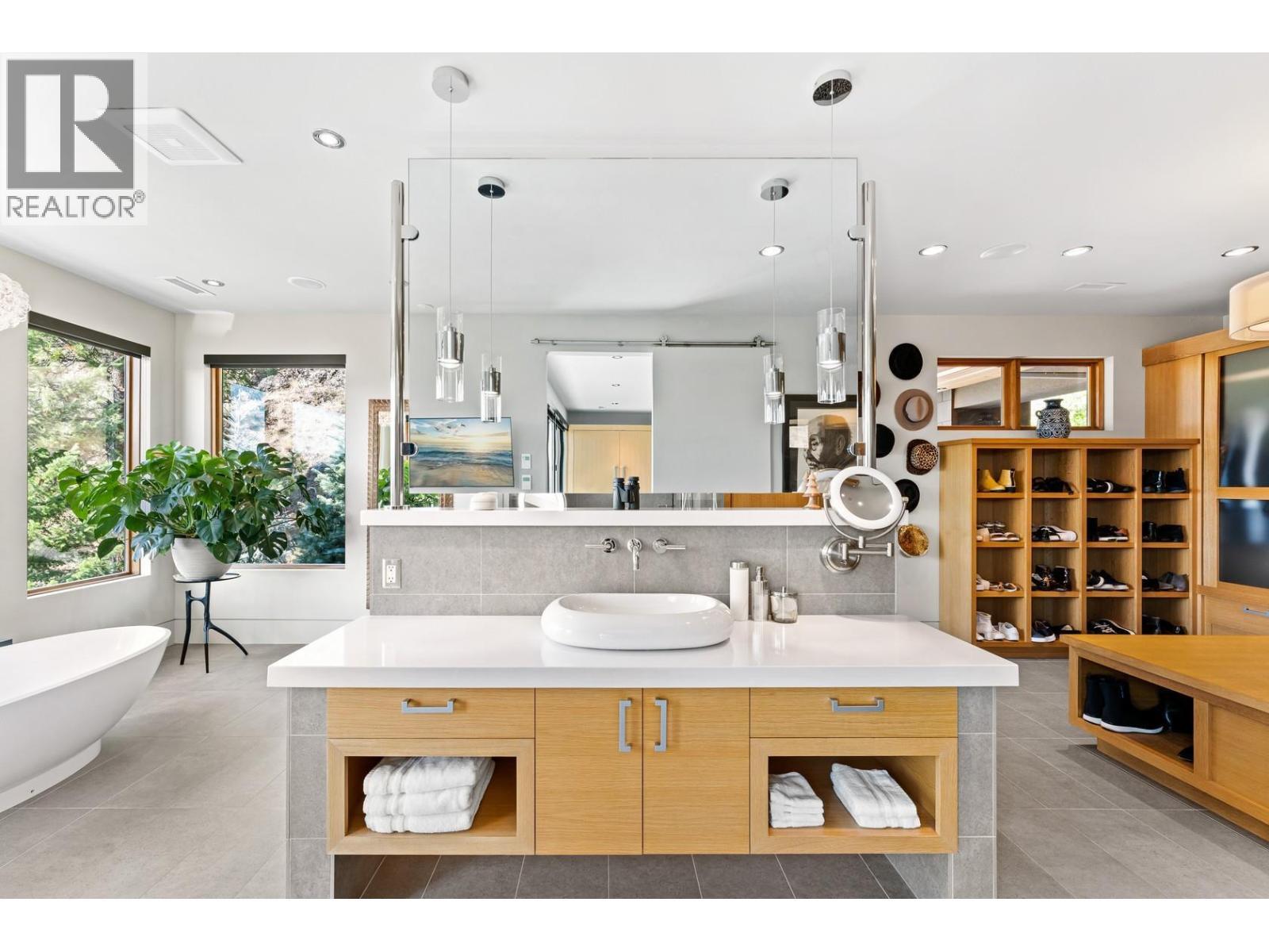 733 Forestridge Lane, Kelowna, BC - Indoor