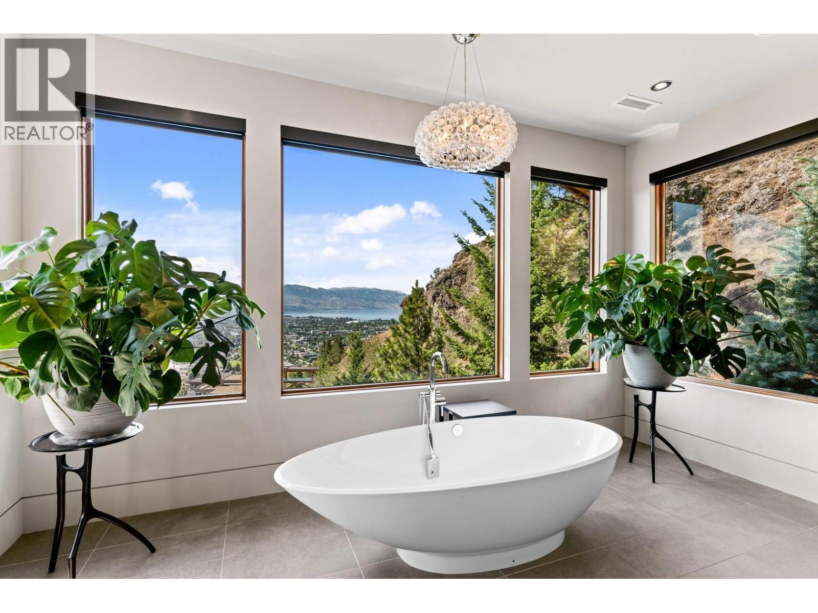 733 Forestridge Lane, Kelowna, BC - Indoor Photo Showing Bathroom
