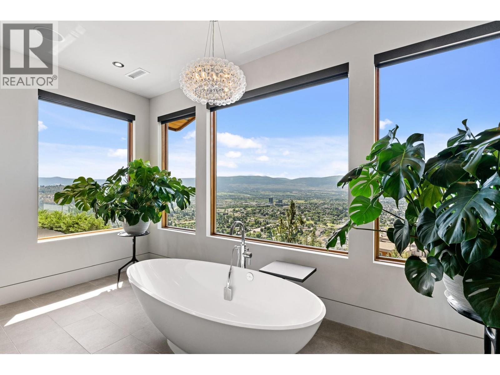 733 Forestridge Lane, Kelowna, BC - Indoor Photo Showing Bathroom