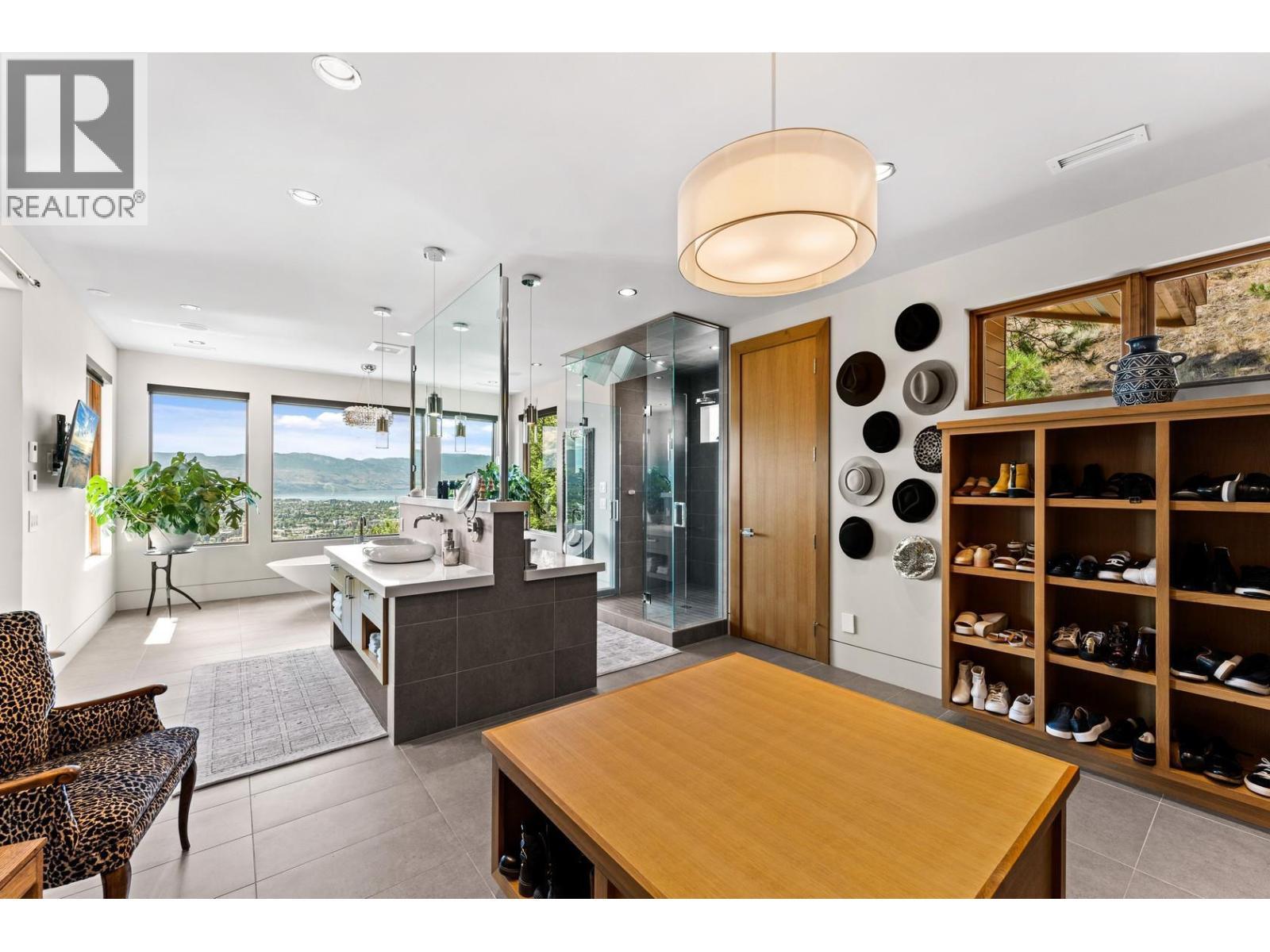 733 Forestridge Lane, Kelowna, BC - Indoor