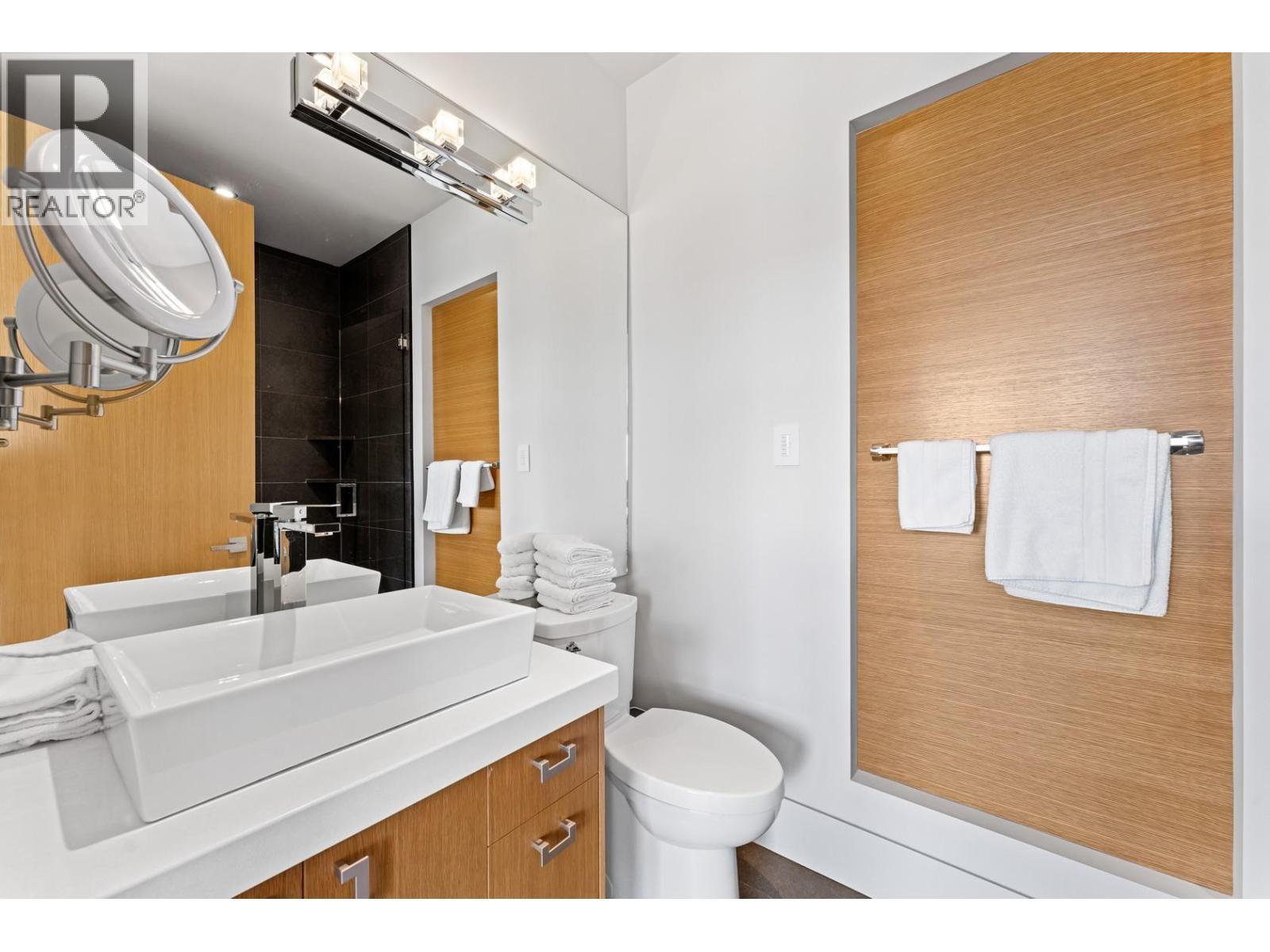 733 Forestridge Lane, Kelowna, BC - Indoor Photo Showing Bathroom