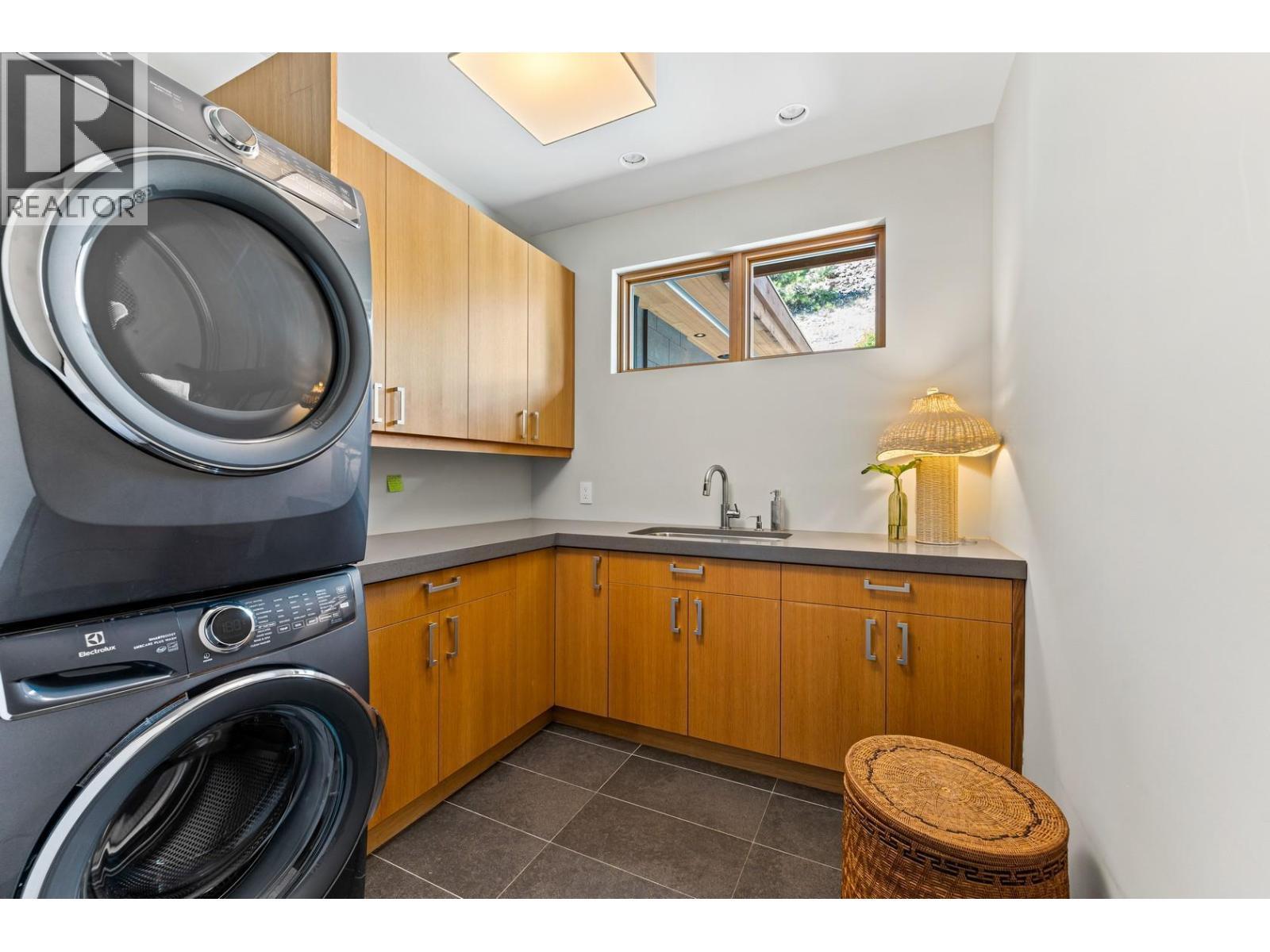 733 Forestridge Lane, Kelowna, BC - Indoor Photo Showing Laundry Room