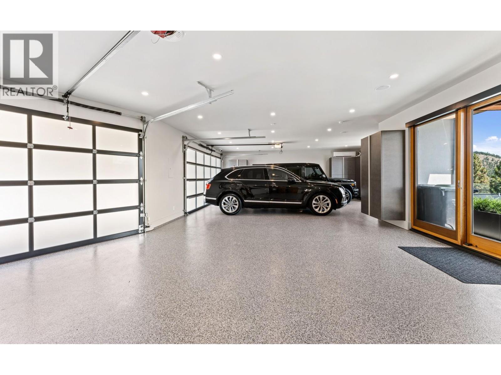 733 Forestridge Lane, Kelowna, BC - Indoor Photo Showing Garage