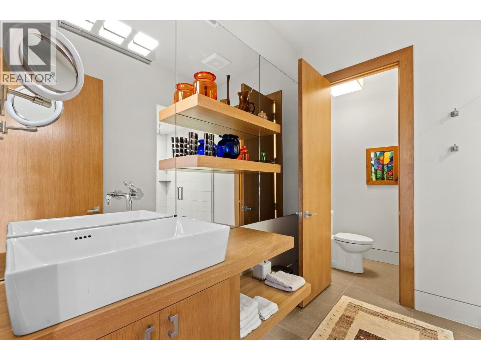 733 Forestridge Lane, Kelowna, BC - Indoor Photo Showing Bathroom