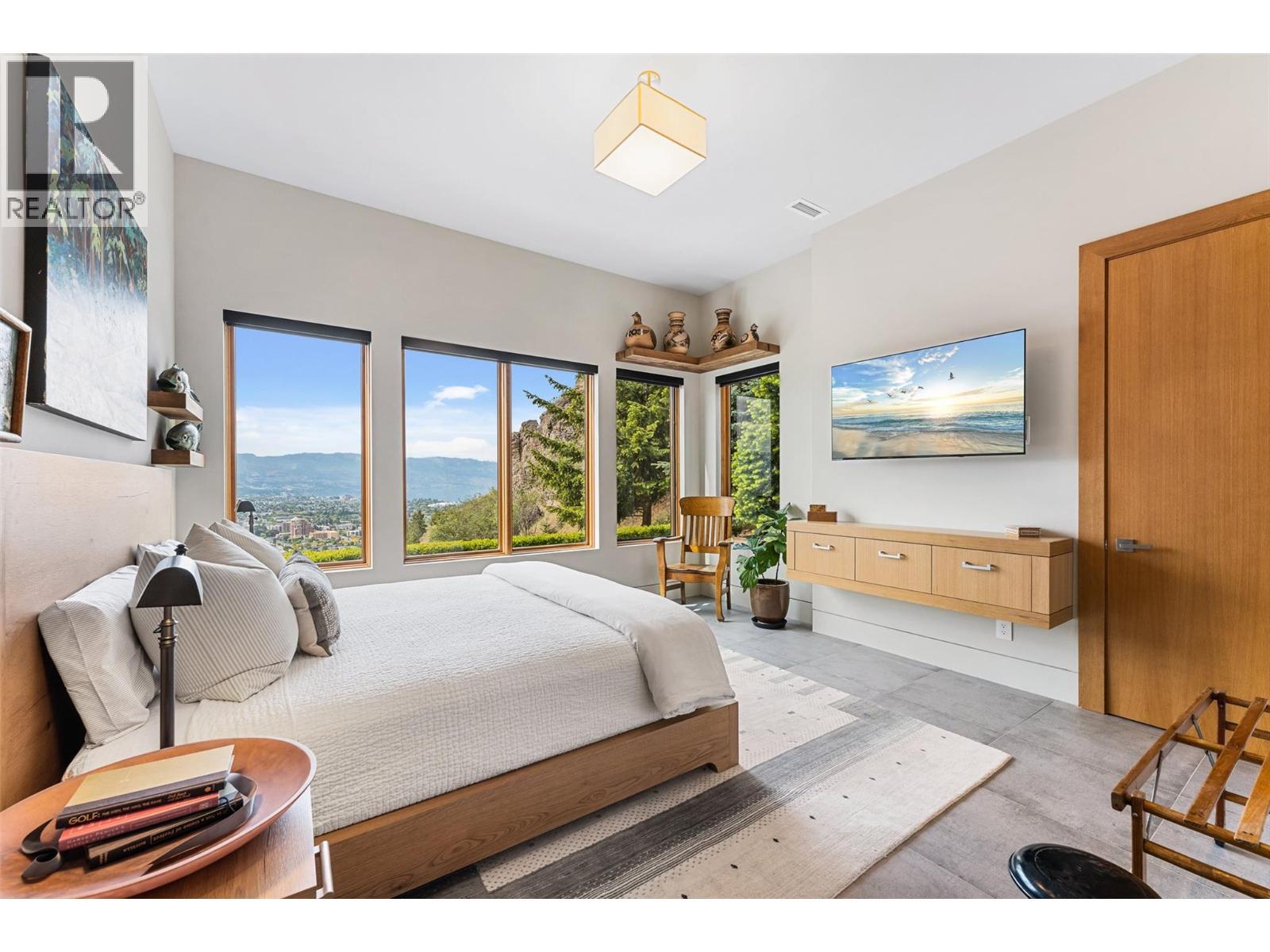 733 Forestridge Lane, Kelowna, BC - Indoor Photo Showing Bedroom