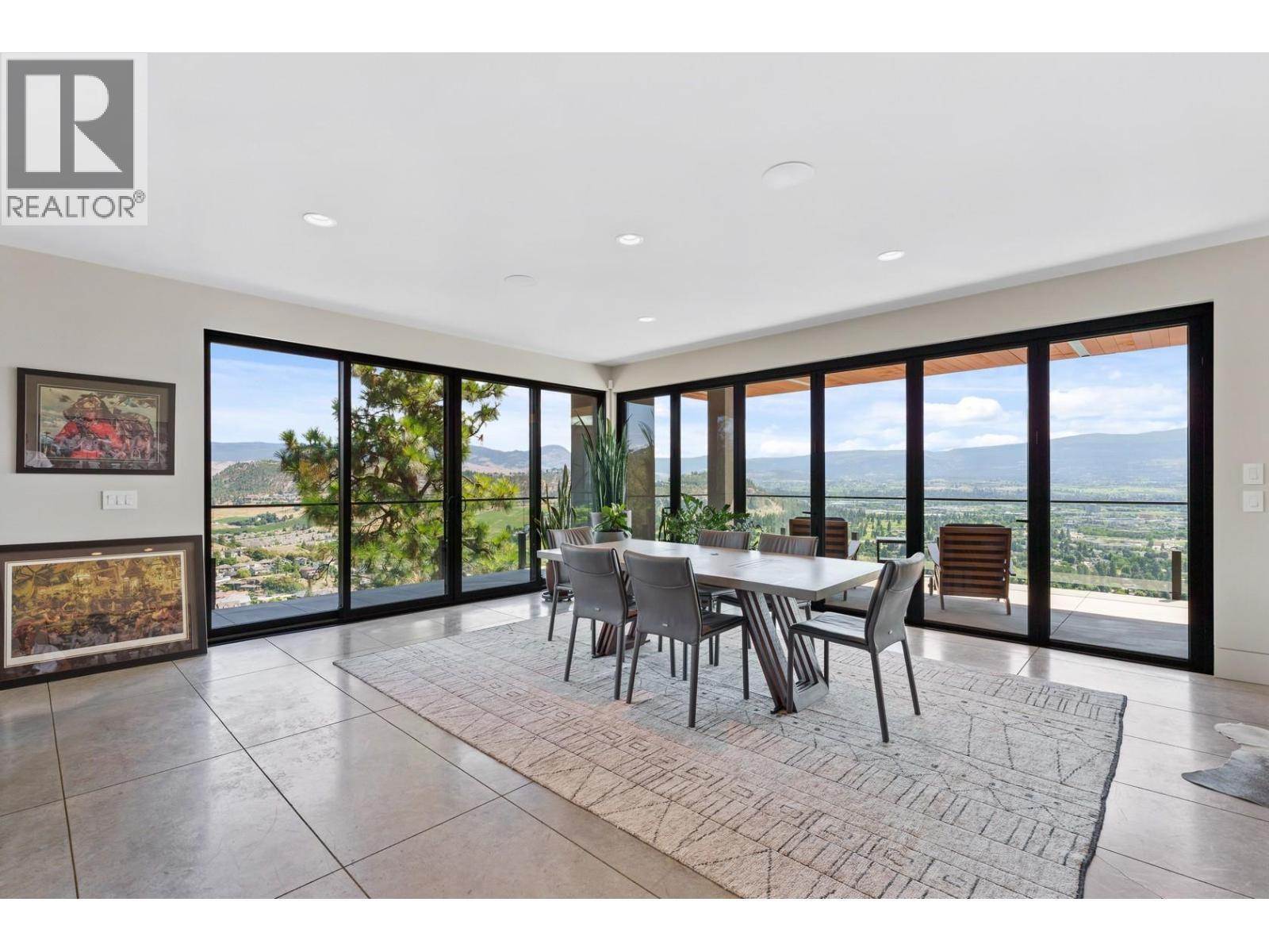 733 Forestridge Lane, Kelowna, BC - Indoor Photo Showing Dining Room